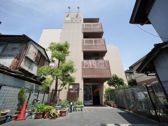 緑ある施設のエントランス