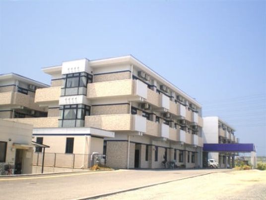 白い大きな建物の外観