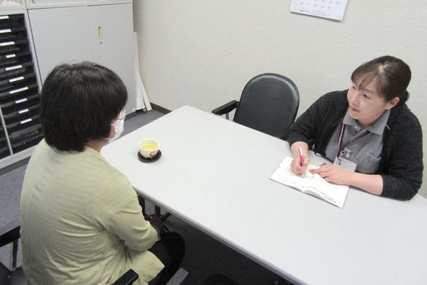 対話するスタッフと来訪者