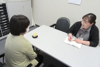 対話するスタッフと来訪者
