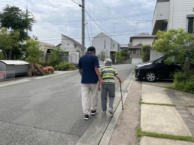 人々が歩く道