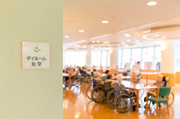賑やかな場面の食堂