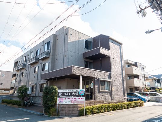 モダンな外観の建物