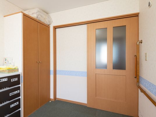 居室の入り口とクローゼット