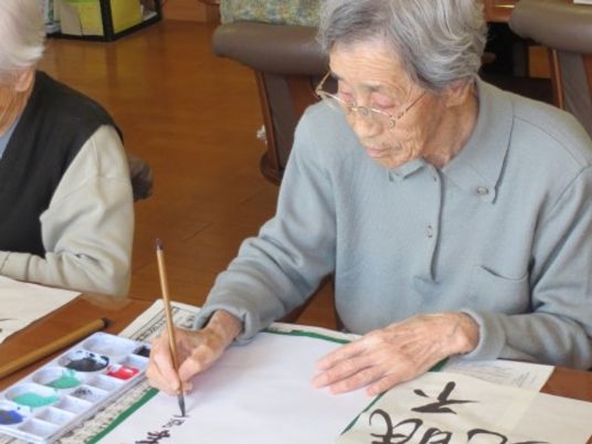 書道をする高齢者活動