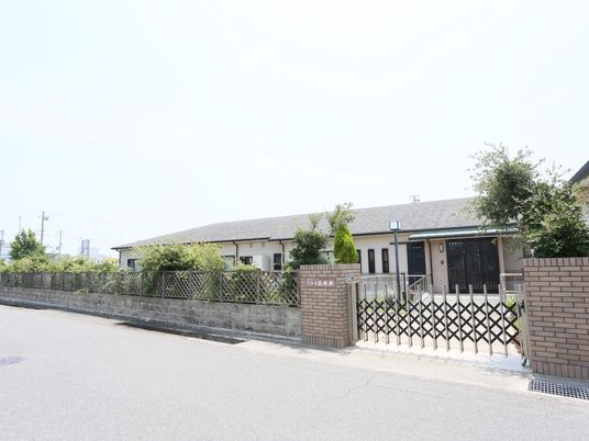 静かな外観の建物