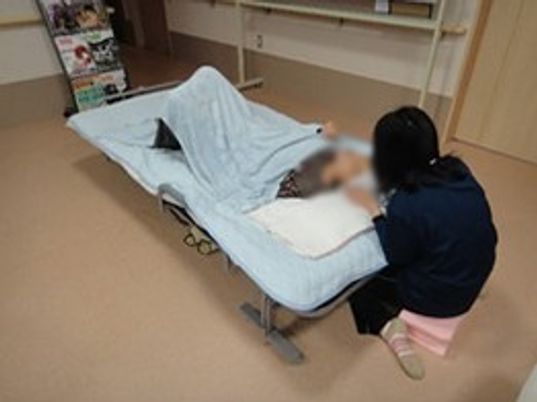 見守るスタッフと利用者の居室