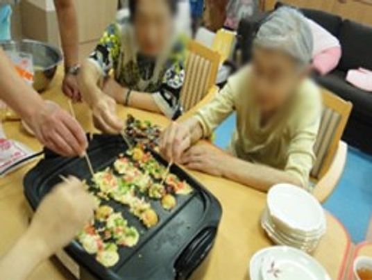 たこ焼きを作る様子