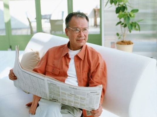 新聞を読む男性