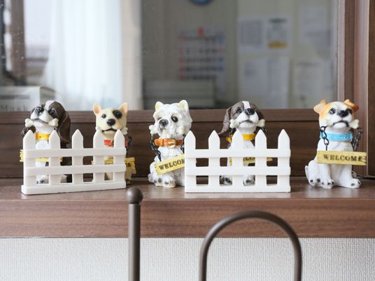 歓迎する犬のオブジェ集合