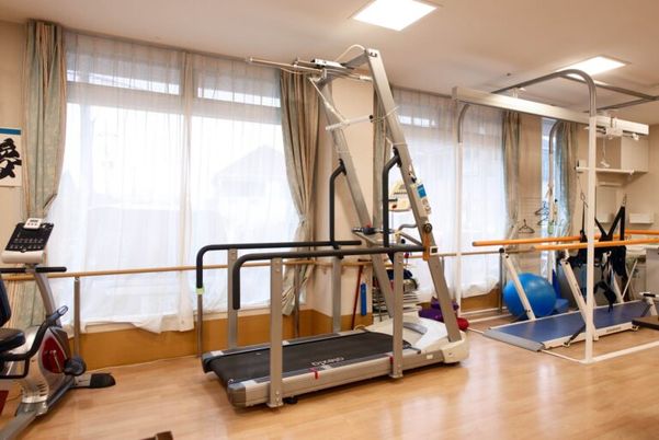 リハビリ機器のある部屋