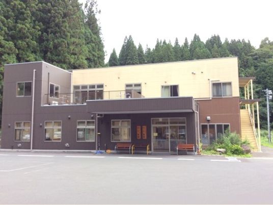 緑豊かな外観の建物