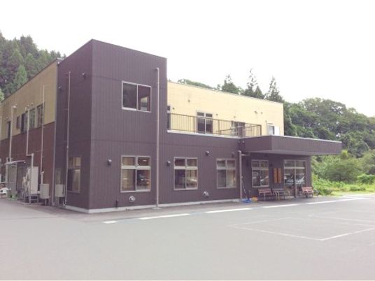 モダンな二階建て建物外観