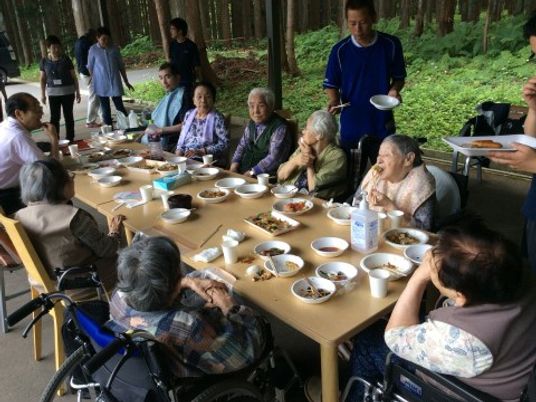 お食事を楽しむ利用者様