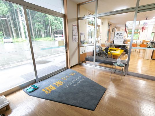 エントランスの横顔