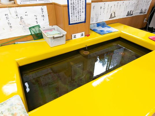 黄色い枠の浴室