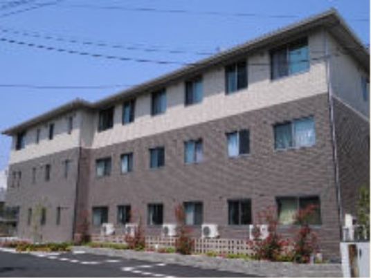 清潔感のあるケア施設外観