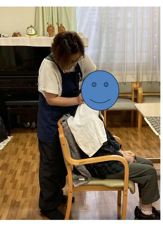 明るい室内のスタッフ
