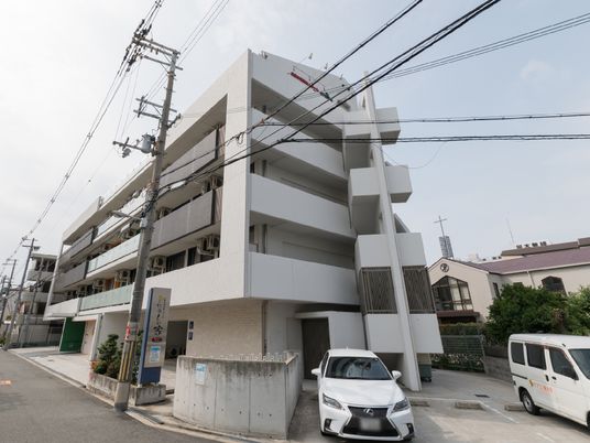 多階層のモダンな建物