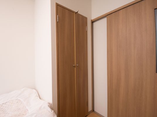 シンプルな居室のクローゼット