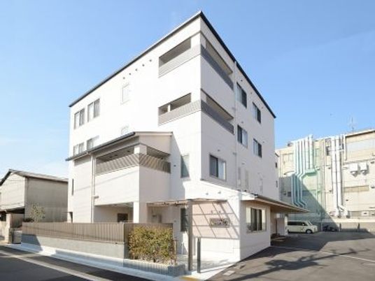 白い外観の建物