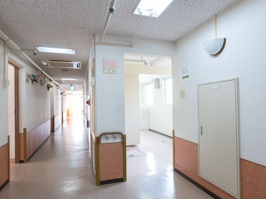 明るい廊下の風景