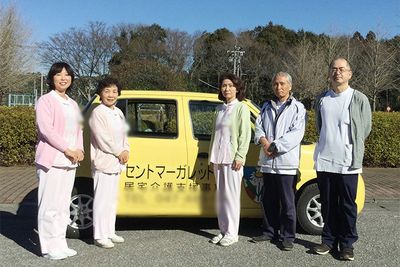 画像の特徴を20文字以内で簡潔にまとめます。例: 「職員と車の外観」