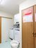 洗濯機と掲示物の部屋