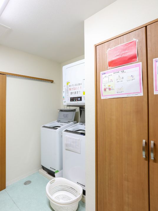 洗濯機と掲示物の部屋