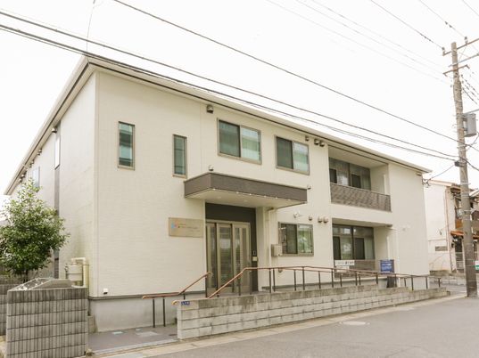 白壁の建物外観