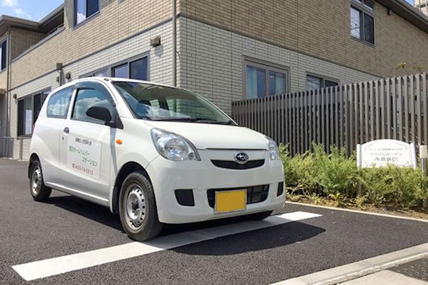 建物前の駐車場