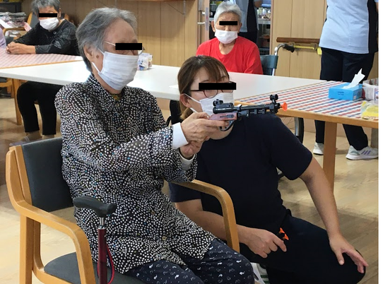 楽しむ様子の多目的室  