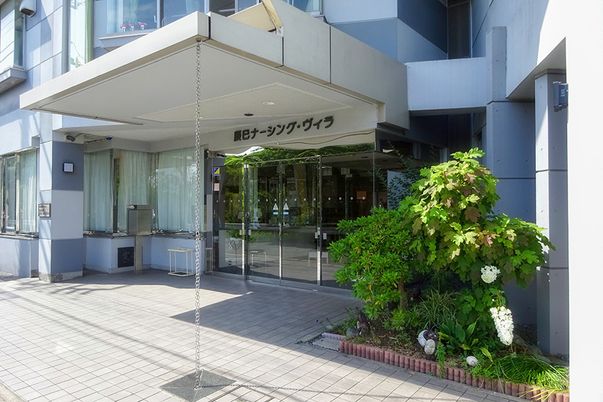 植物に囲まれたエントランス