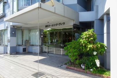 植物に囲まれたエントランス