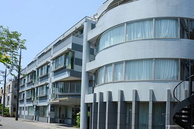 曲線が特徴の建物外観