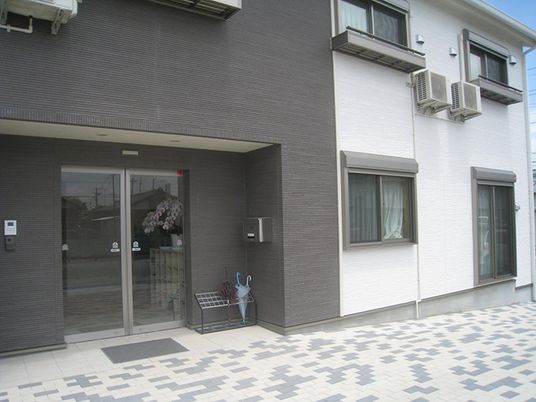 落ち着いた雰囲気の建物外観