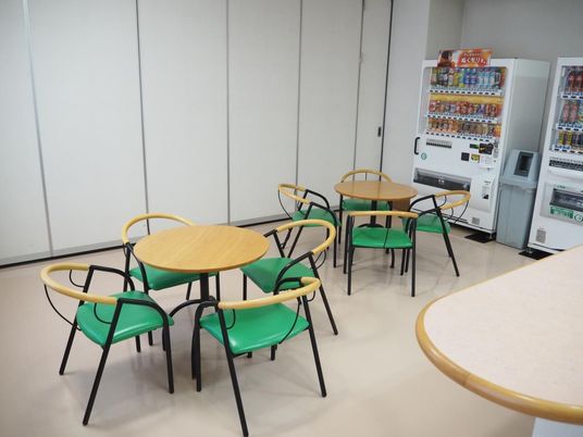 自販機とテーブルの休憩室