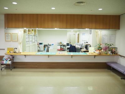 スタッフの様子を窺えるフロント