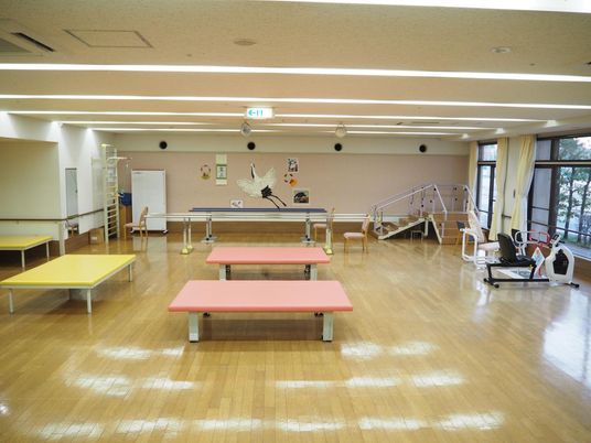 運動設備のある広い空間