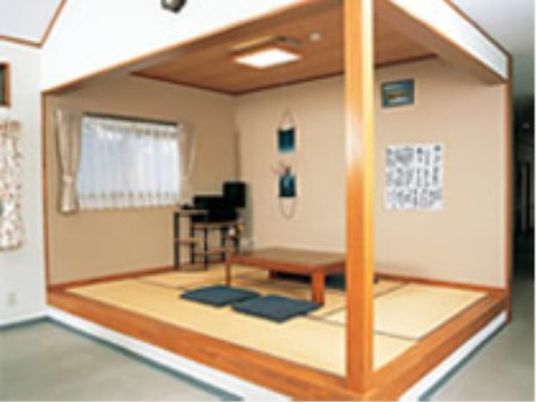 明るい和室の居室空間