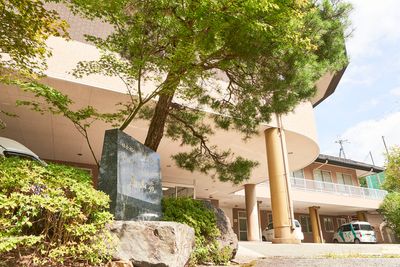 緑に囲まれた入口