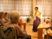 和服の演者と楽しむ利用者
