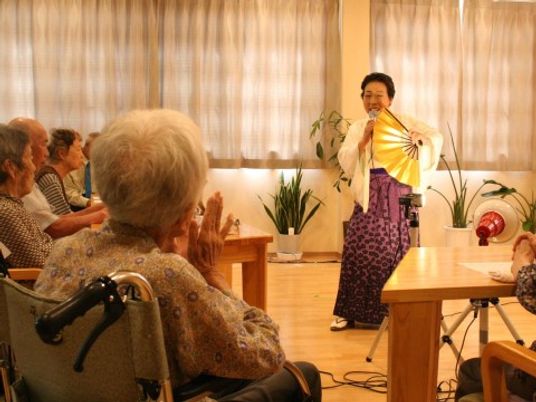 和服の演者と楽しむ利用者