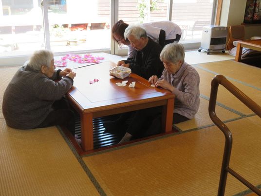 和室での手作業活動