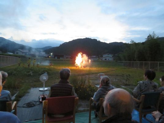 夕暮れ時の中庭イベント