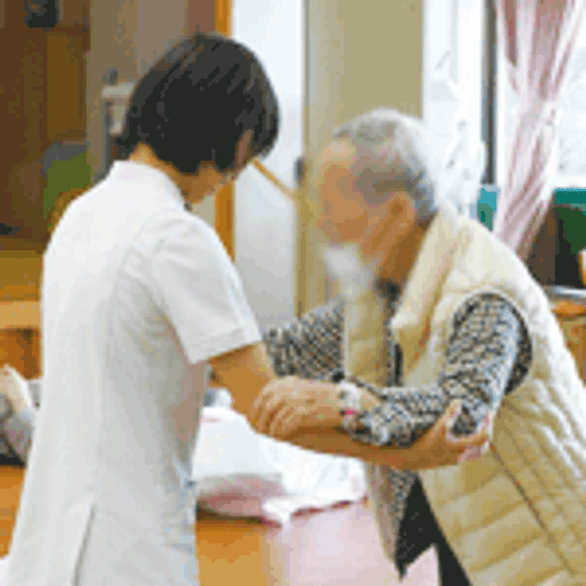 人が支える様子の室内