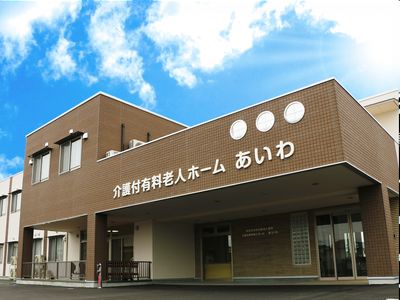 明るい外観の建物エントランス