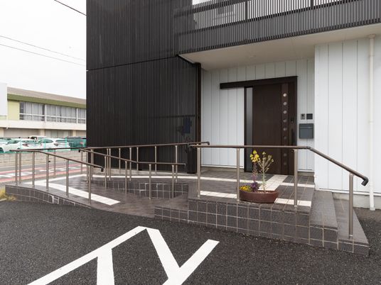 施設の入口とエントランス