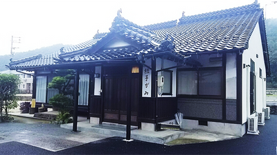 落ち着いた外観の建物