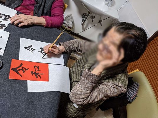 書道を楽しむ女性たち  